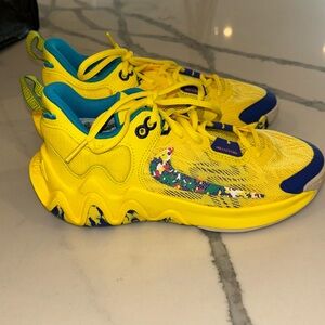 Brand new Nike Antetokounmpo yellow boys sneaker size 3.5